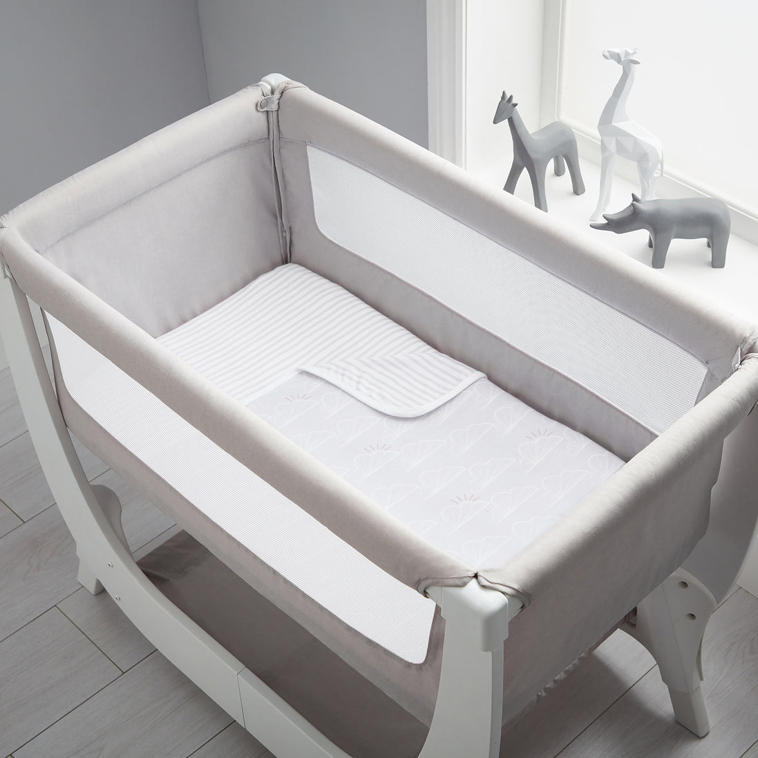 Shnuggle Air Crib Bedding Set — Grey Clouds